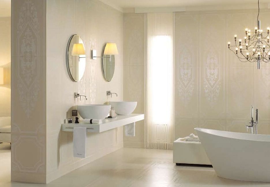 Роскошная ванная с двумя раковинами и люстрой