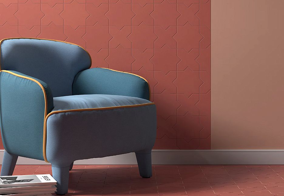 Интерьер комнаты с креслом и красным полом.