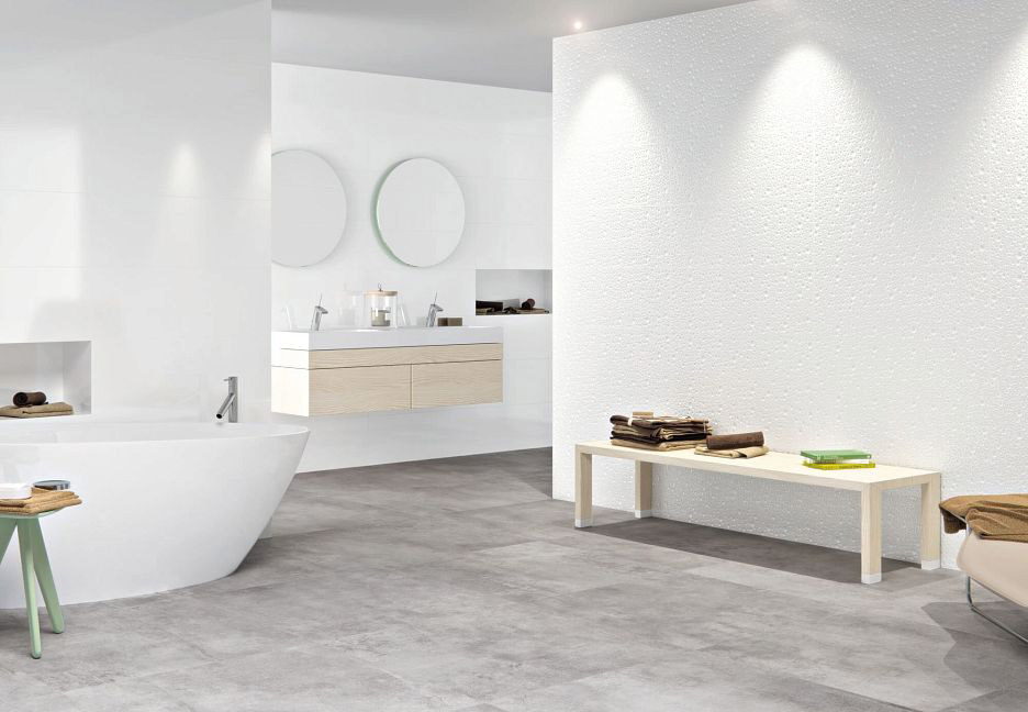 Просторная ванная с двойной раковиной, ванной и скамейкой