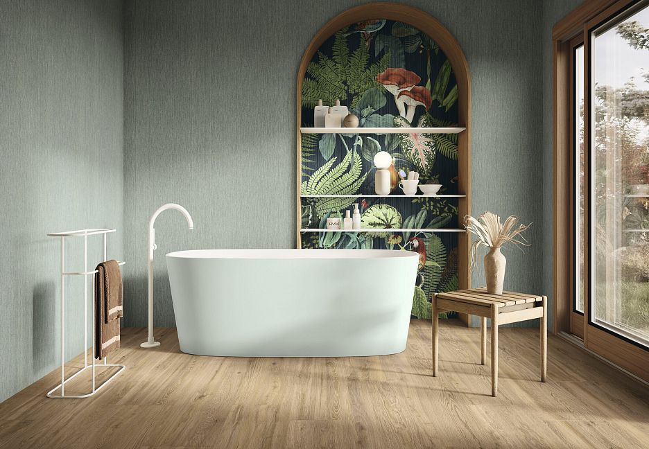 Ванная комната с ванной и тропическим декором.