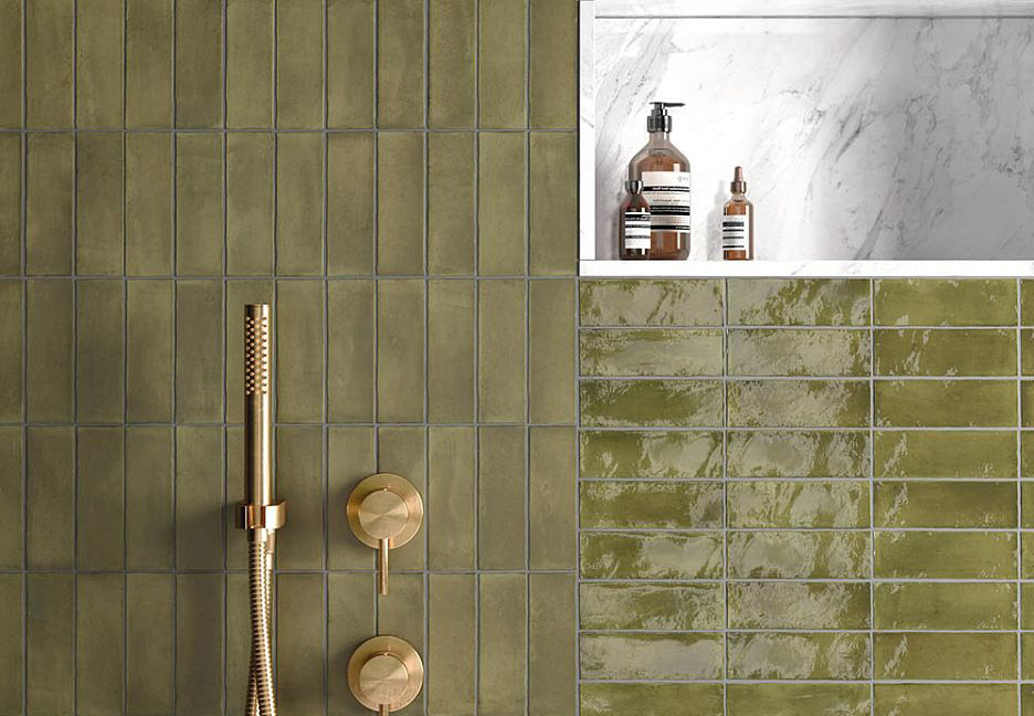 Ванная с зеленой плиткой и золотой сантехникой
