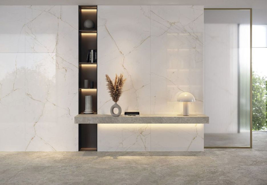 Гостиная с мраморной стеной и каменной полкой