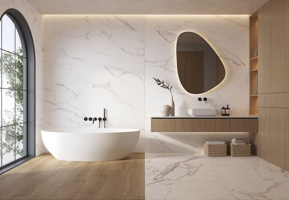 Светлый интерьер ванной с натуральным деревом и окном