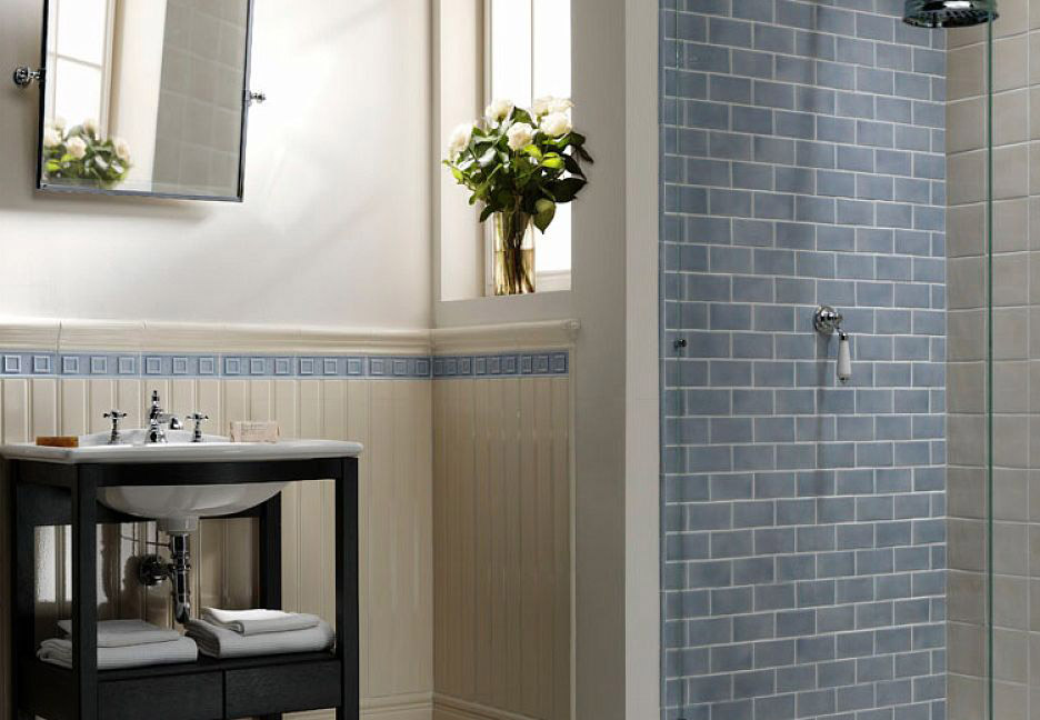Ванная с голубой плиткой под кирпич