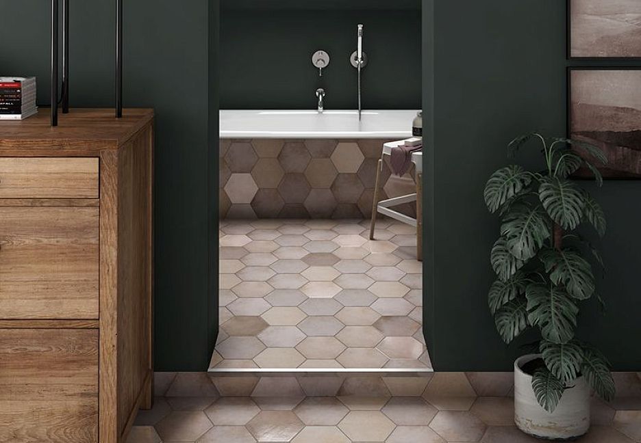 Ванная комната с растением и деревянной мебелью