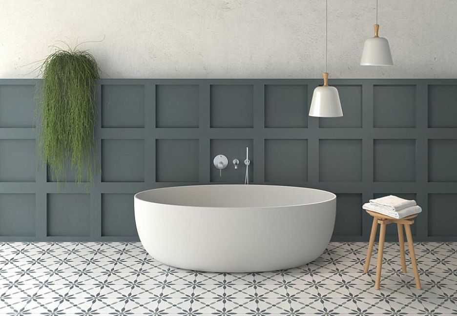 Ванная комната с ванной, растением и стулом