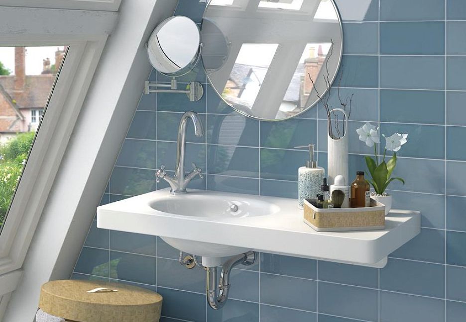 Ванная комната с раковиной и зеркалом.