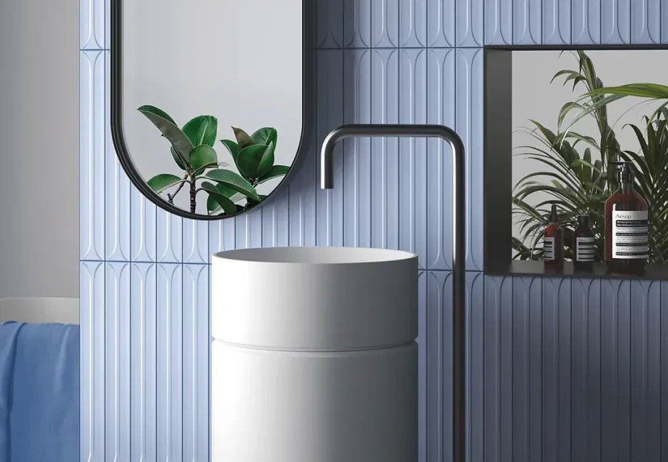 Ванная с голубой плиткой, раковиной и зеркалом