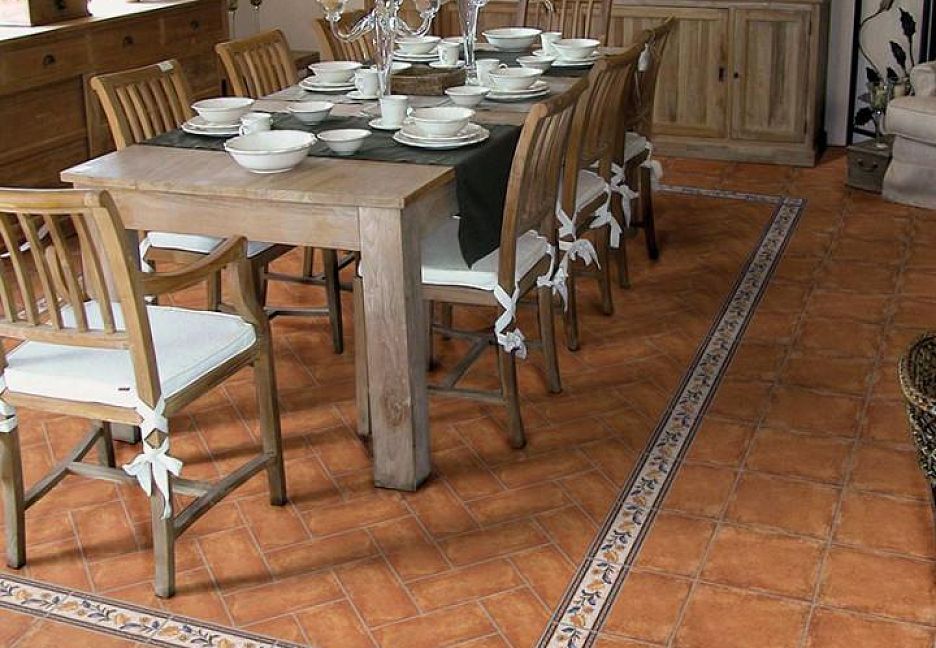 Интерьер столовой с деревянным столом, стульями и сервированным столом.