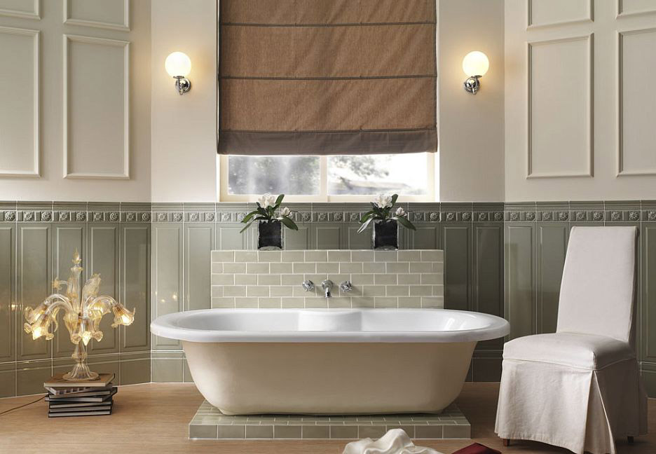 Роскошная ванная с рельефной зеленой плиткой