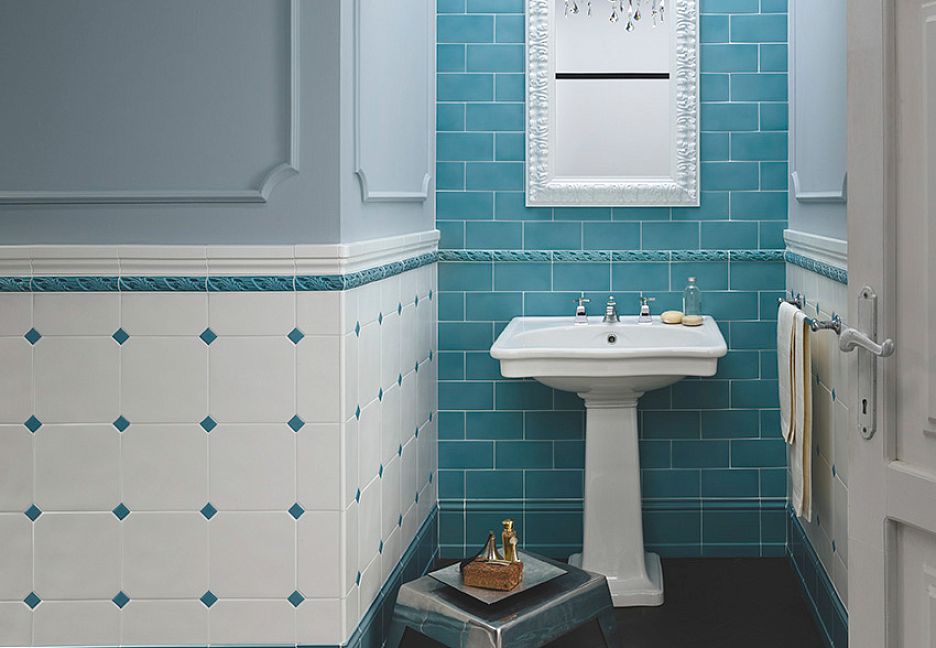 Ванная комната с раковиной и зеркалом