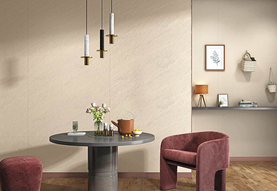 Интерьер комнаты с круглым столом, креслами и декоративными элементами.