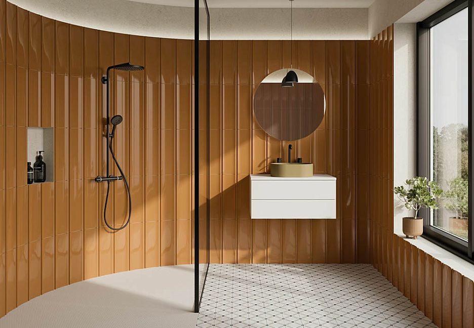 Интерьер ванной комнаты с мраморным полом, ванной, раковиной и зелеными стенами.