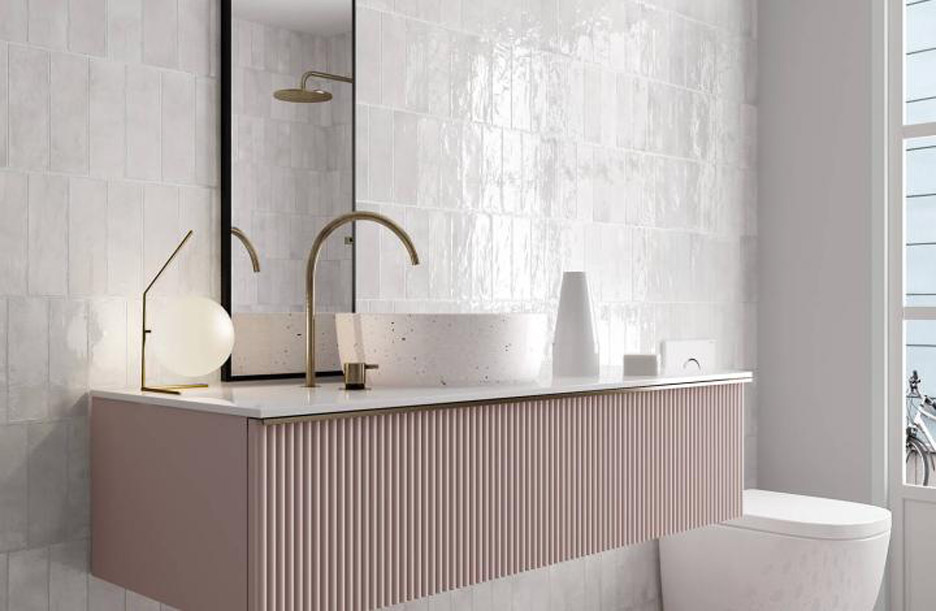 Ванная с подвесной раковиной и зеркалом