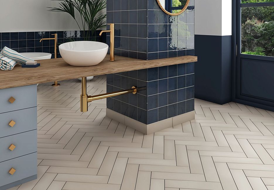 Современная ванная с синей плиткой и полом "елочка"