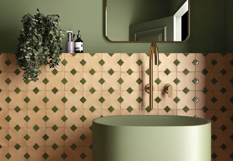 Интерьер ванной комнаты с мраморным полом, ванной и раковиной.