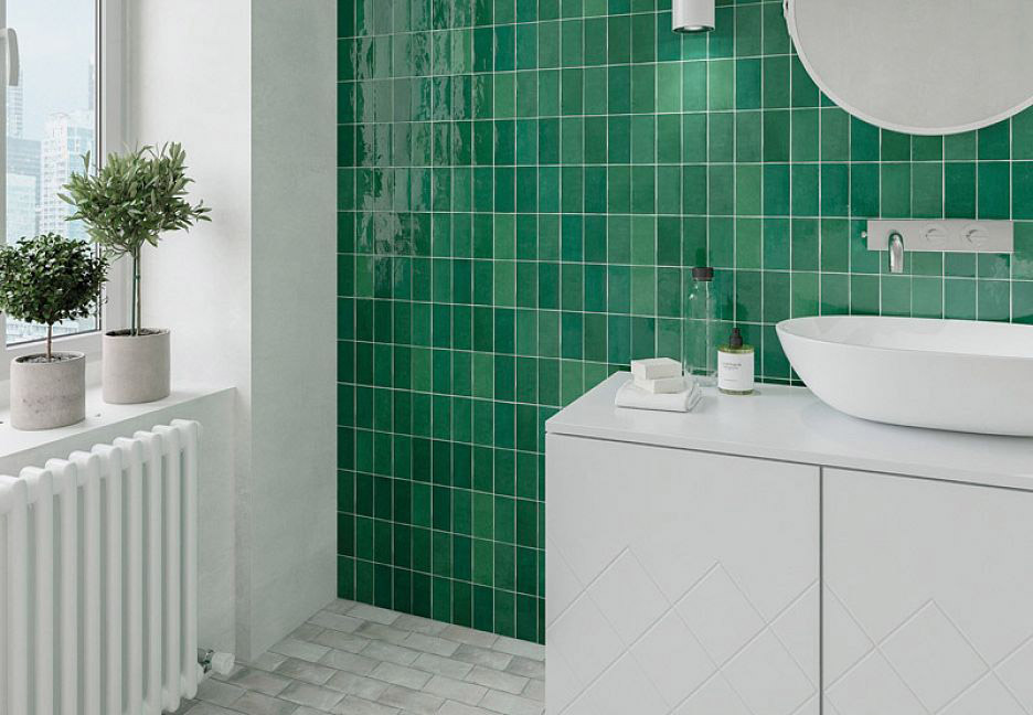 Ванная с глянцевой зеленой плиткой и раковиной