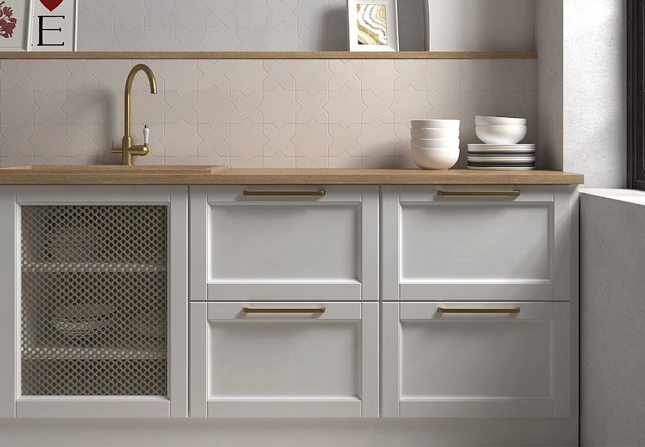 Светлый кухонный гарнитур с деревянной столешницей