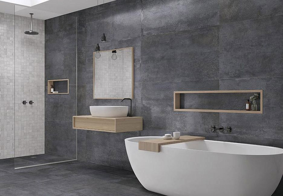 Ванная в серых тонах с ванной и душевой