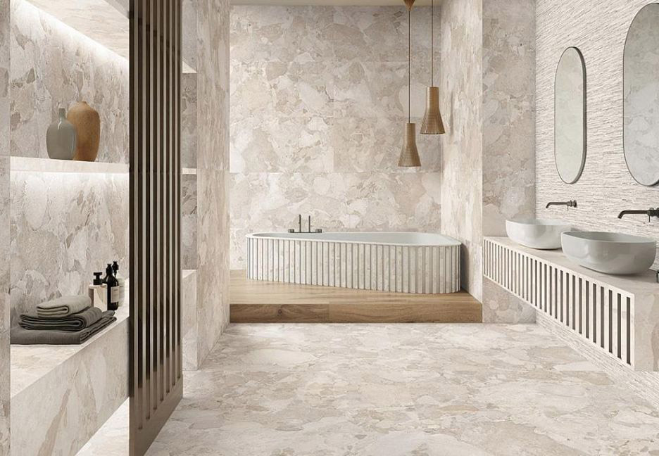 Светлая ванная с плиткой под натуральный камень