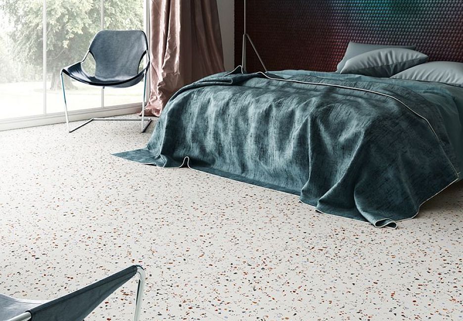 лаппатированный керамогранит на полу в спальной комнате