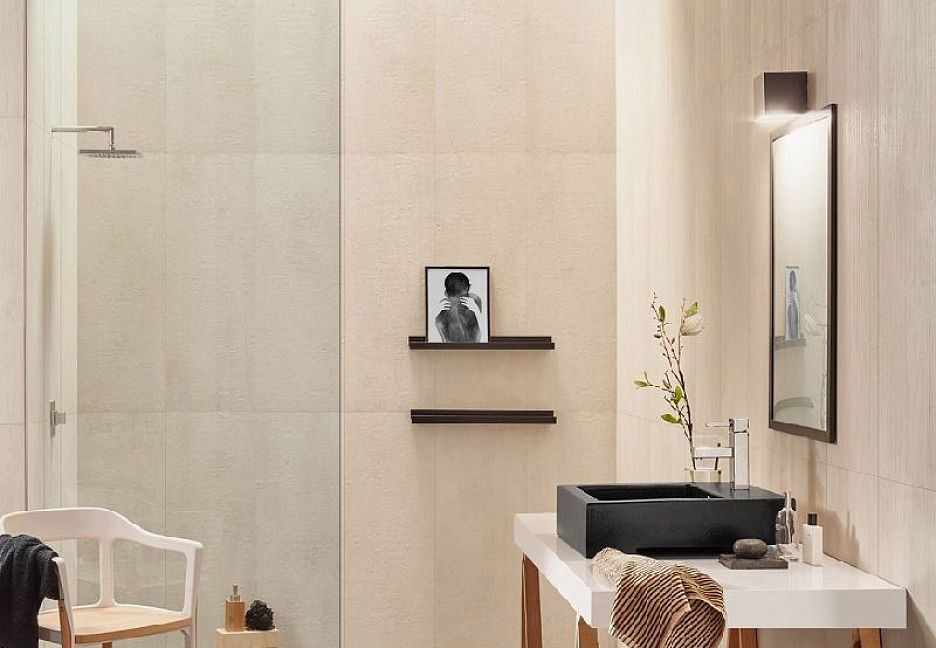 Бежевая ванная с черной раковиной и деревянными акцентами