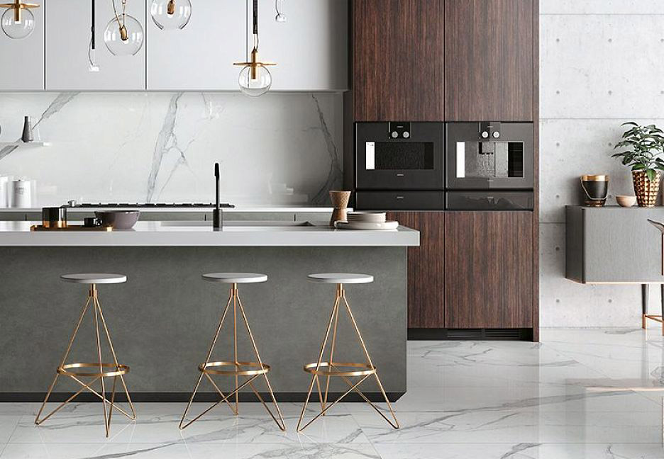 Светлая кухня с мраморным полом