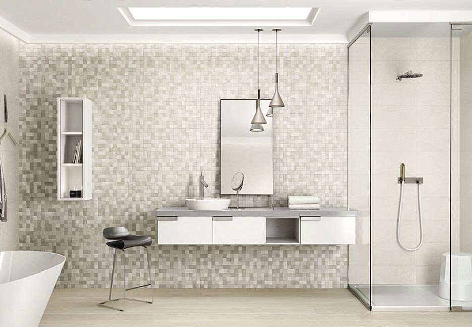 Светлая ванная с бежевой мозаикой, душем и ванной
