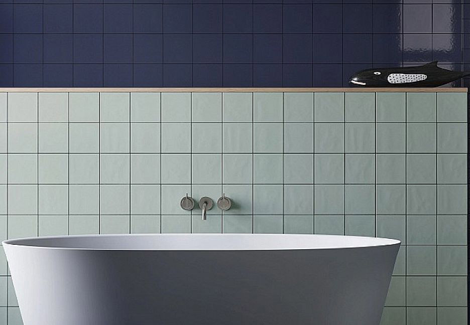 Ванная с синей и зеленой квадратной плиткой