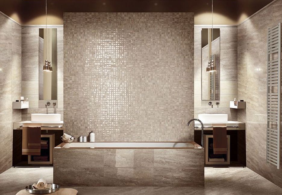 Интерьер ванной комнаты с двумя раковинами и ванной.