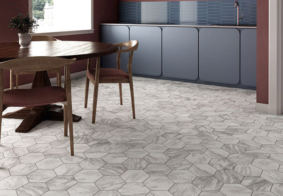 Яркая кухня с синим гарнитуром и столом