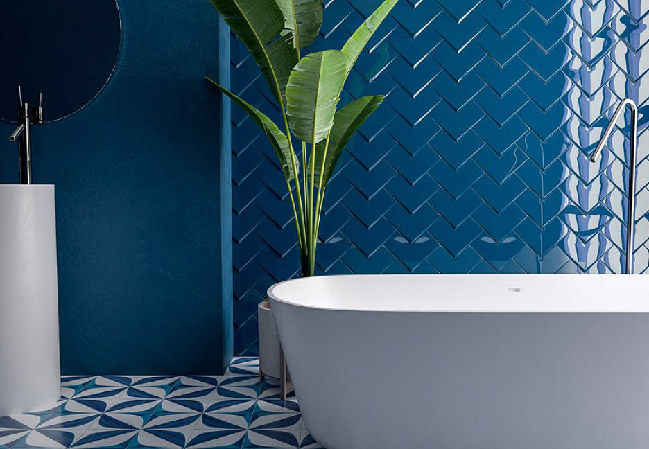 Ванная с акцентной синей плиткой и растением