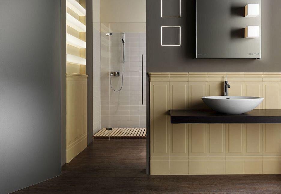 Современная ванная комната с желтой панелью и темным полом