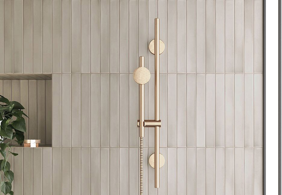 Современный золотой душевой гарнитур на бежевой стене