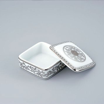 THG MARQUISE BLANC DECOR PLATINE Коробка для таблеток керамическая, квадратная 55х55 мм., настольная, декор платина, цвет: белый