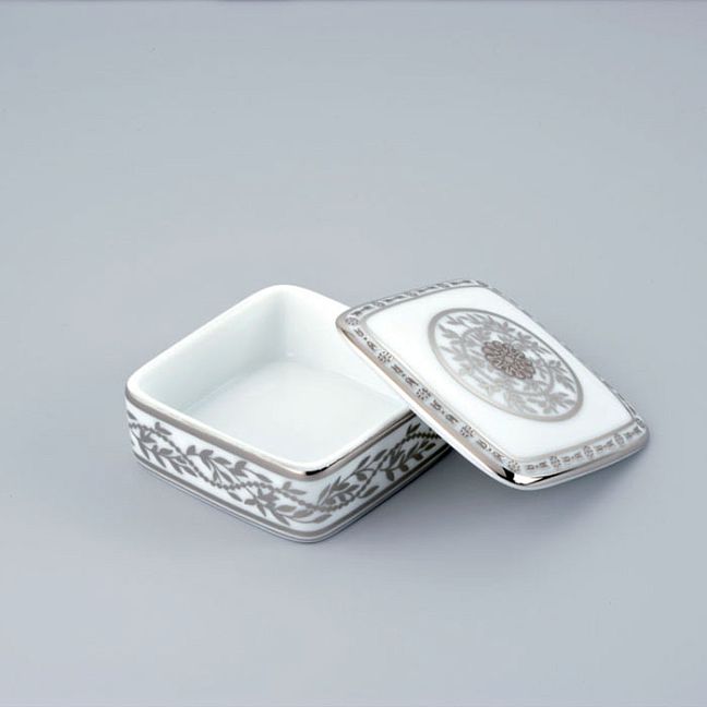 THG MARQUISE BLANC DECOR PLATINE Коробка для таблеток керамическая, квадратная 55х55 мм., настольная, декор платина, цвет: белый