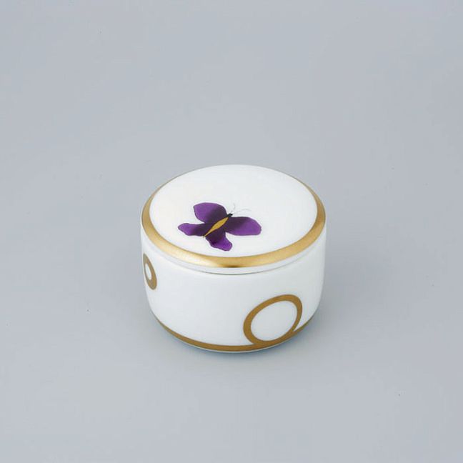 THG CAPUCINE MAUVE DECOR OR Коробка для таблеток керамическая, круглая &oslash;55 мм., настольная, декор золото/лиловый, цвет: белый