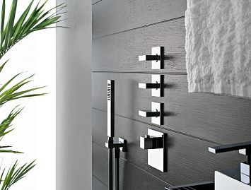 Gessi, Rettangolo, смеситель для ванны на 3 отверстия с переключателем, встроенным в излив, шланг 1,50м, убирающаяся душевая лейкой, Излив 165 мм, отделка сталь 149