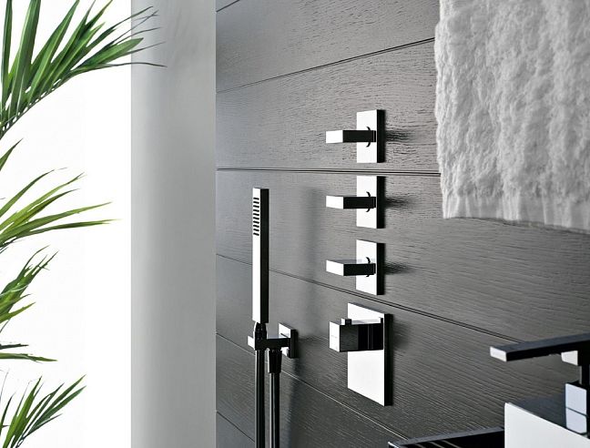 Gessi, Rettangolo, смеситель для ванны на 3 отверстия с переключателем, встроенным в излив, шланг 1,50м, убирающаяся душевая лейкой, Излив 165 мм, отделка сталь 149